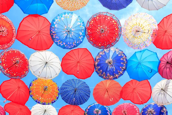 Bunte Regenschirme Hängen Blauen Himmel Hintergrund — Stockfoto
