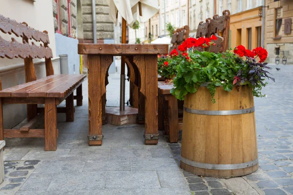 Butoi Decorativ Flori Cafenea Goală Orașul Lviv — Fotografie, imagine de stoc