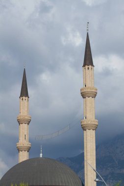 Kemer, Türkiye'de dramatik gökyüzü karşı Camii