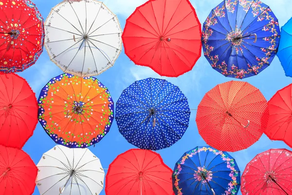 Viele Bunte Regenschirme Gegen Den Blauen Himmel — Stockfoto