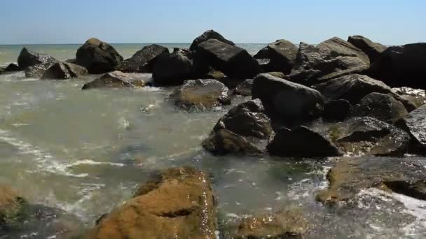 オデッサの地域の石の海岸のしぶき海 — ストック動画