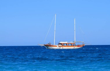  Kiris, Türkiye - Haziran 17, Turkuaz su ve yat Kiris, Türkiye'de 2018:Mediterranean denize sıfır.