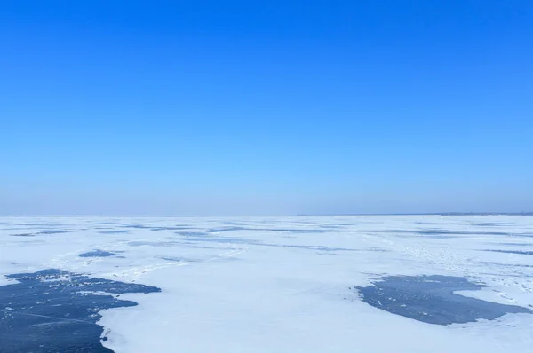 Зимний Пейзаж Замерзшим Морем Голубым Небом — стоковое фото