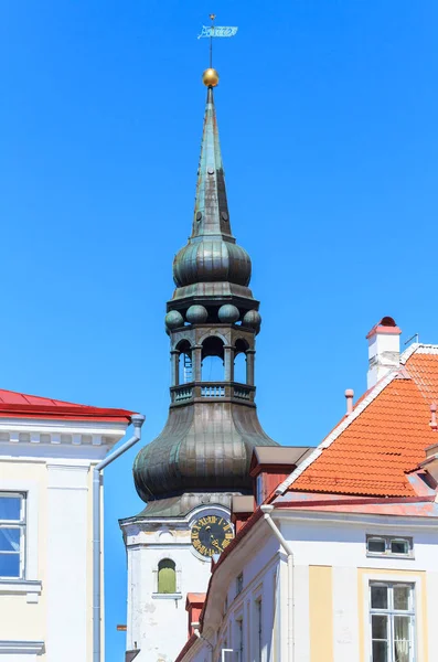 Uhrturm Und Häuserfassaden Tallinn Estland — Stockfoto