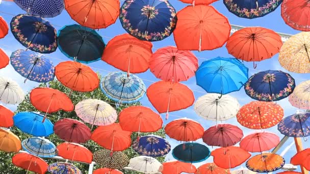 Dekorativa Paraplyer Hängande Mot Den Blå Himlen — Stockvideo