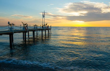 Kemer'de bir iskele ile deniz Sunrise
