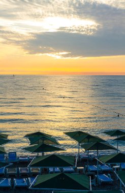 Plaj şezlong şemsiye ve gündoğumu ile Antalya'da