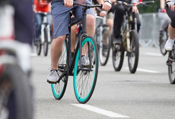 많은 사람들이 자전거 타고 — 스톡 사진