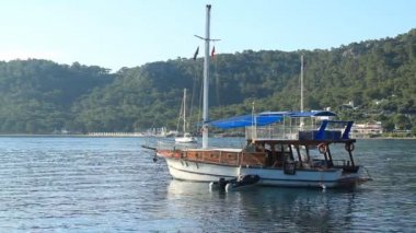 Sabah Antalya'da demirli deniz yat