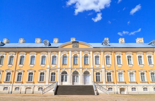 Palazzo rundale è uno dei punti di riferimento più popolari di latvia — Foto Stock