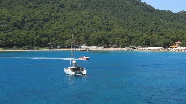 Kemer Turquía Junio 2018 Yate Catamarán Mar Turquesa Kemer Turquía — Vídeo de stock