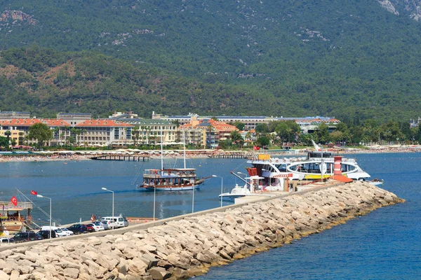 Jachten en schepen in de haven op het dok in Kemer, Turkije — Stockfoto