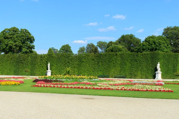 Сад во дворце Шонбрунн в Вене — стоковое фото
