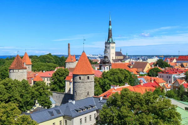 Uitzicht op de oude binnenstad van Tallinn — Stockfoto