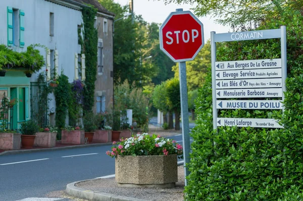 Bella strada con cartelli per i turisti con fiori di Borgogna — Foto Stock