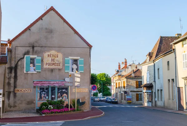 Schöne straße in der weinregion in cormatin, frankreich lizenzfreie Stockbilder