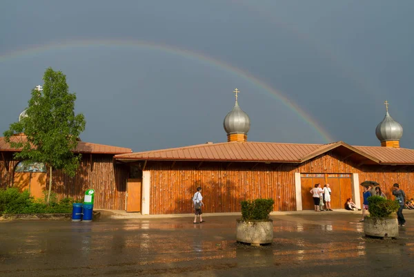 Igreja com um arco-íris em Taize, Borgonha — Fotografia de Stock