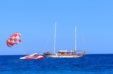 Yat ve powerboat Antalya'da denizde paraşüt ile