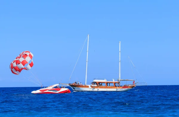 Iate e lancha com paraquedas no mar em Antalya — Fotografia de Stock