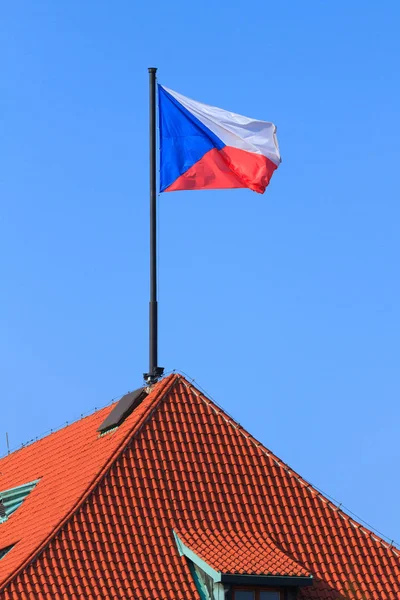 Česká vlajka na střeše dlážděnou domu v Praze — Stock fotografie