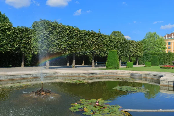 Fontein met regenboog in de tuin in Schönbrunn Paleis in Vien — Stockfoto