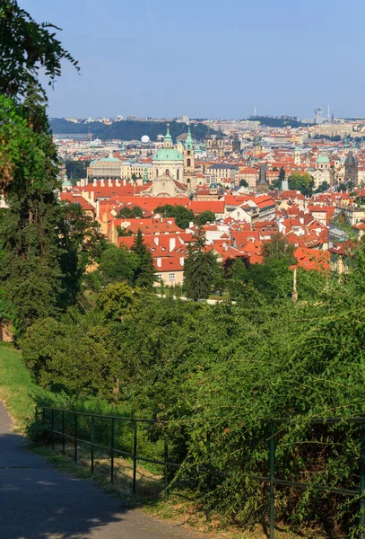 Vista de Praga con techos de azulejos — Foto de Stock