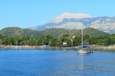 Kemer 'de güzel beyaz yat