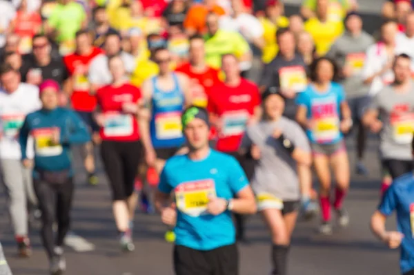 Maratona turva da cidade de corredores de pessoas — Fotografia de Stock