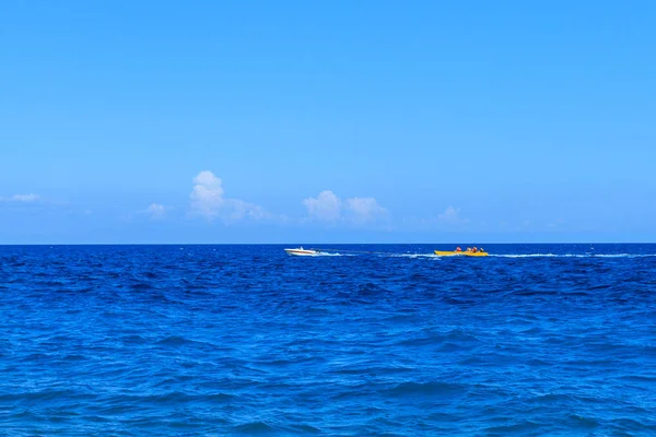 Grupo de jovens montando banana boat em Antalya — Fotografia de Stock