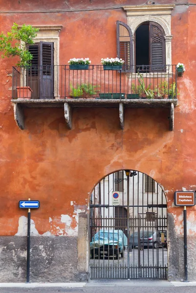 Centro storico con balcone e cancello a Verona — Foto Stock