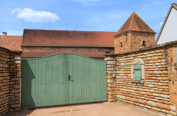 Bejárati kapu és régi ház francia faluban Burgundiban — Stock Fotó