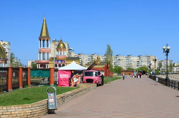 Embankment do rio Dnepr em moderno em um distrito Obolon em — Fotografia de Stock