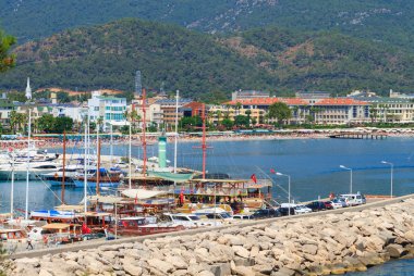 Kemer rıhtımında yatlar ve gemiler.