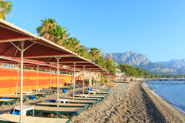 Leżaki plażowe na kamienistej plaży w Kemer — Zdjęcie stockowe