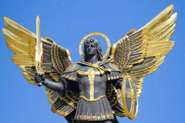 Kie Bağımsızlık Meydanı'nda Archangel Michael altın heykeli