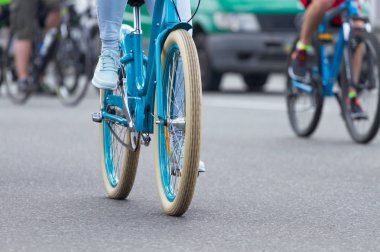 Bisikletle binen bir grup insan 