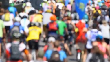 Bir grup bisikletçi bulanık bir şekilde yola çıkıyor