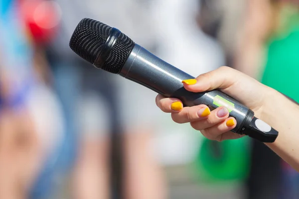 Microfoon in een straat interview — Stockfoto