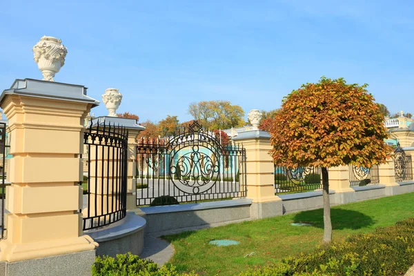 Plaza en el parque Mariinsky en el otoño en Kiev — Foto de Stock