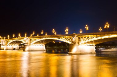 Budapeşte 'de gece fenerlerle aydınlatılmış bir köprü.