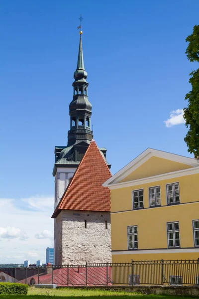 Saat kulesi ve Tallinn 'deki binaların cepheleri — Stok fotoğraf