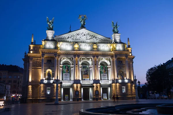 Edificio Opera House di notte a Leopoli — Foto Stock