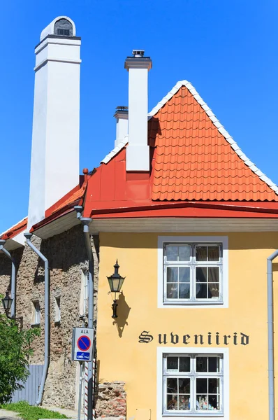 Bela casa com um telhado de azulejos vermelhos na cidade velha em Tallinn — Fotografia de Stock