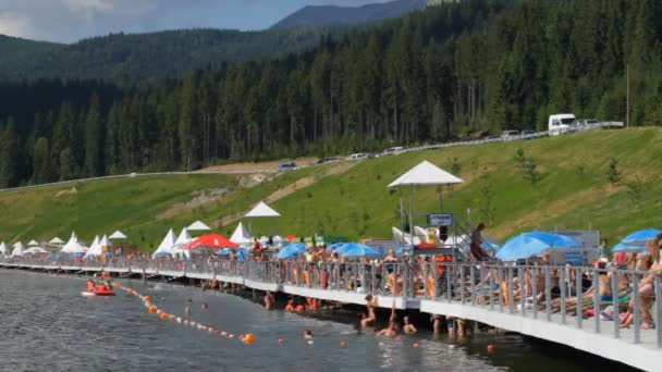 Bukovel Ucrânia Agosto 2016 Panorama Lago Verão Bukovel Resort Montanhas — Vídeo de Stock