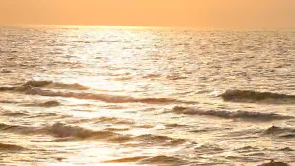 Vacker Soluppgång Och Vågor Över Havet — Stockvideo