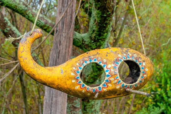 Orologio Mantello Con Figurine Ottone Alloggiate Una Cassa Legno Scolpita — Foto Stock