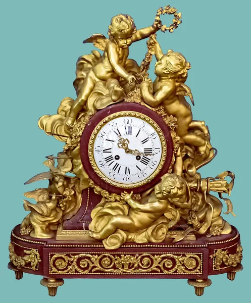 Relógio Mantel Com Estatuetas Latão Alojado Uma Caixa Madeira Esculpida — Fotografia de Stock