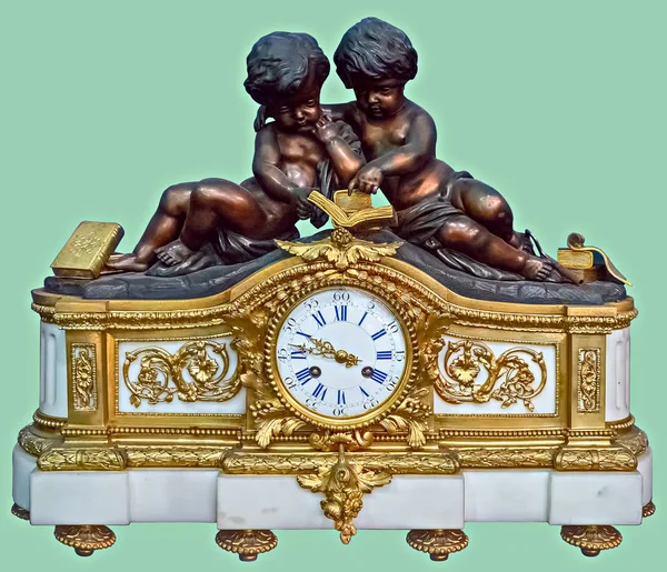 Reloj Repisa Antiguo Una Estatuilla Bronce Que Sostiene Lee Libro —  Fotos de Stock
