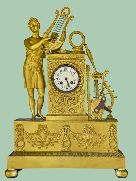 Антикварные Часы Золотой Статуи Музыканта Играющего Арфе Изолированном Зеленом Фоне — стоковое фото