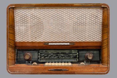Vintage Rus Tube Radio.Old Rus tüp ahşap durumda, kırpma yolu ile izole gri arka plan üzerinde masa üstü radyo.